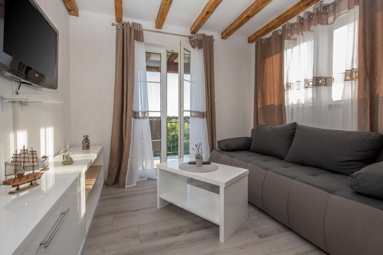 Lavanda House With Apartments Buje Exterior photo